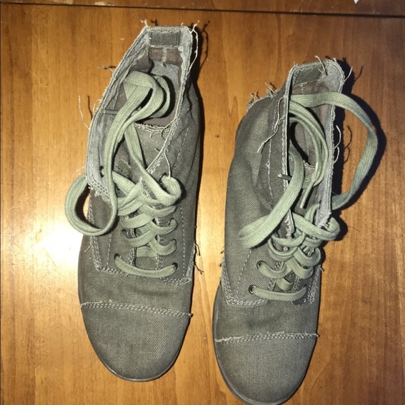 Distressed heeled boots - Picture 2 of 3